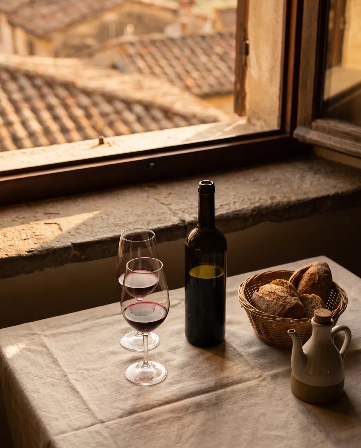 Due calici di rosso vicino alla finestra in pietra